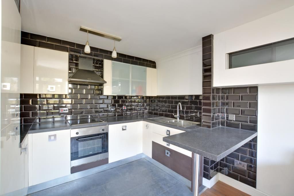 Property photo 2 of 6 Kitchen