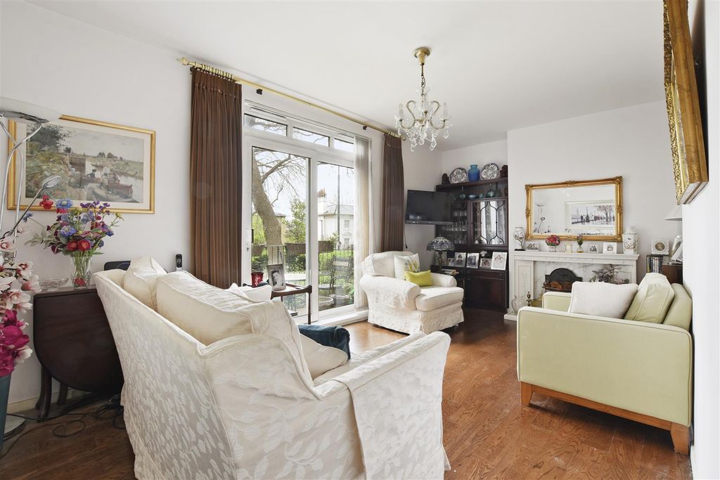 Property photo 3 of 14 12-Eadagcpmsc - 3 Freeling House - Reception -Orig