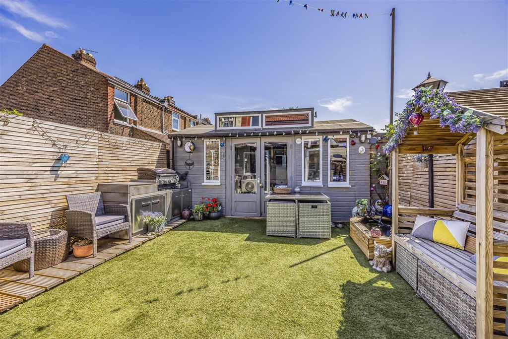 Property photo 3 of 23 76 Meon Road, Southsea-Porticomarketing-Soldby-31.