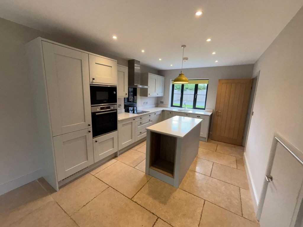 Property photo 2 of 16 Picture No. 12