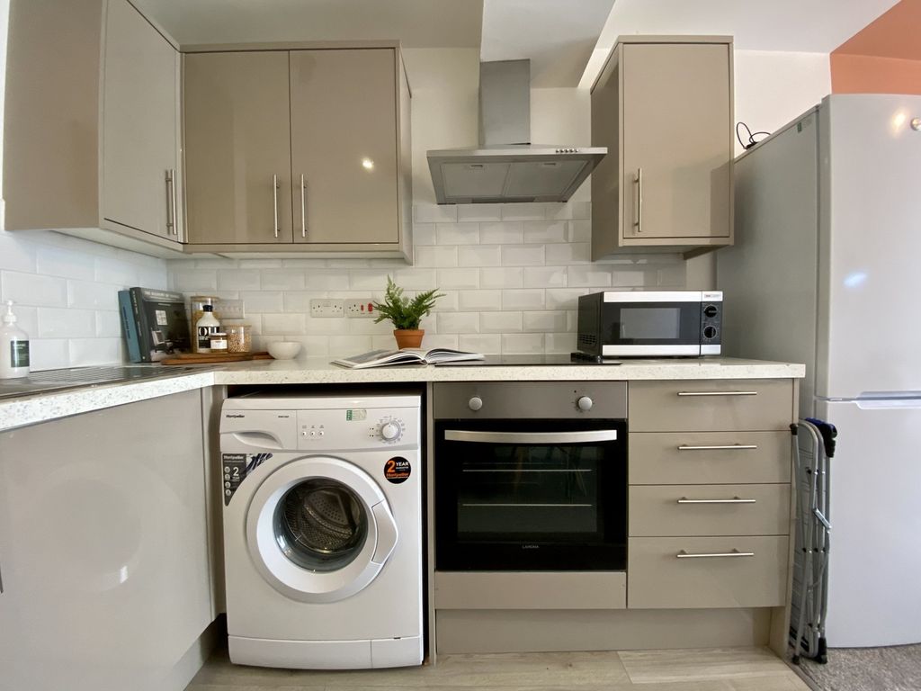 Property photo 3 of 5 A Modern And Tidy Kitchenette Equipped With Essent...