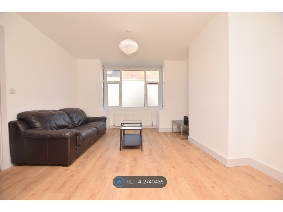 Property photo 3 of 12 Living Space