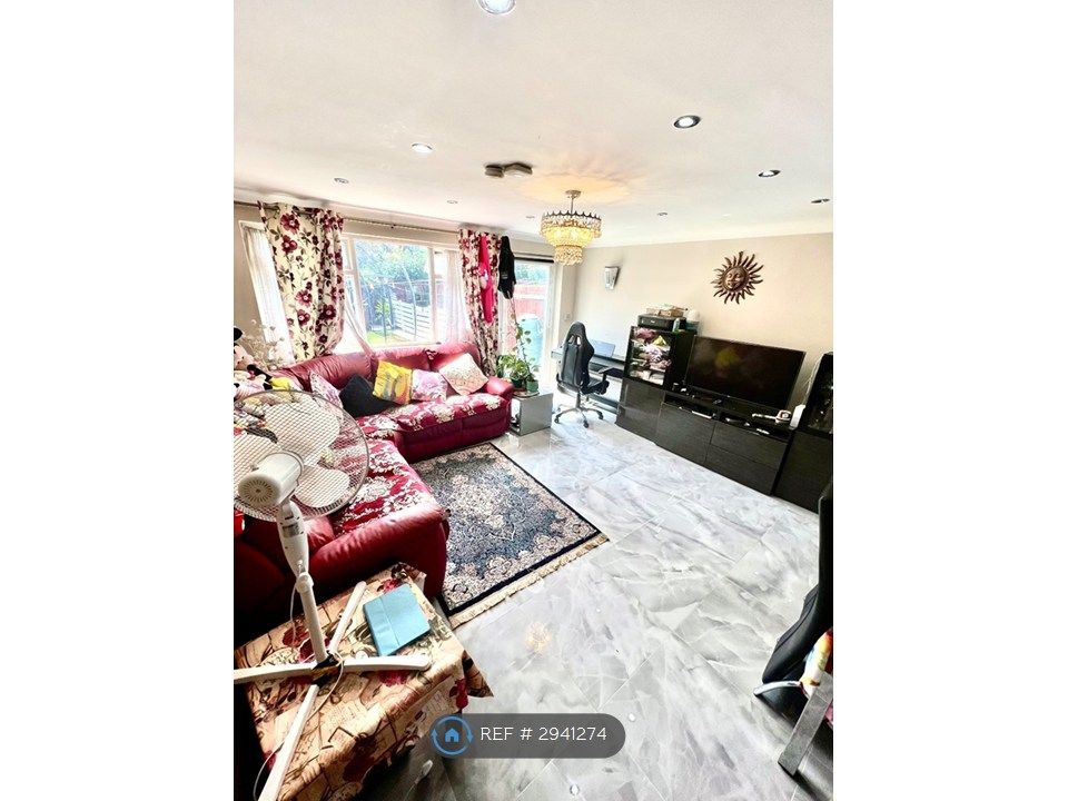 Property photo 1 of 16 Living Room