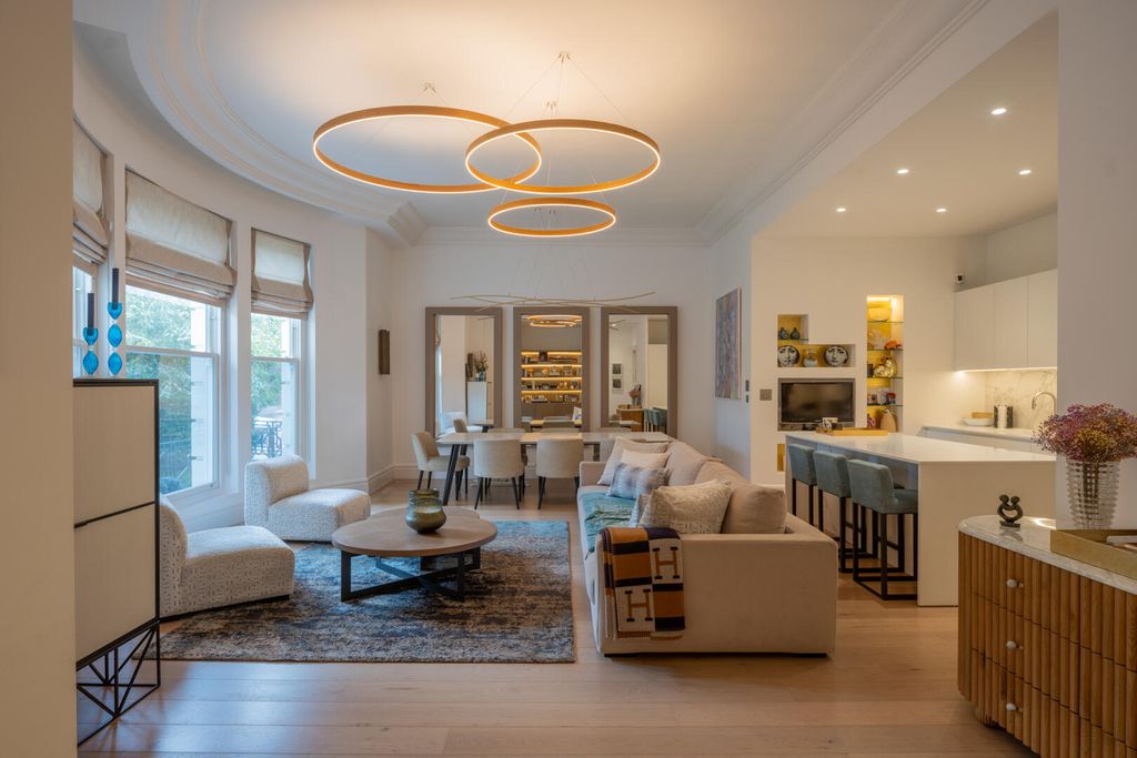 Property photo 3 of 17 Living Room