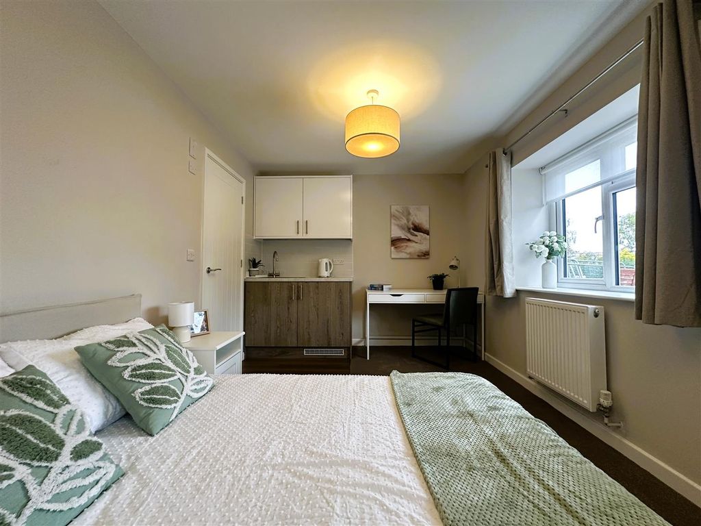 Property photo 3 of 12 Room 6