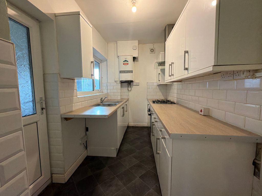 Property photo 3 of 10 Kitchen
