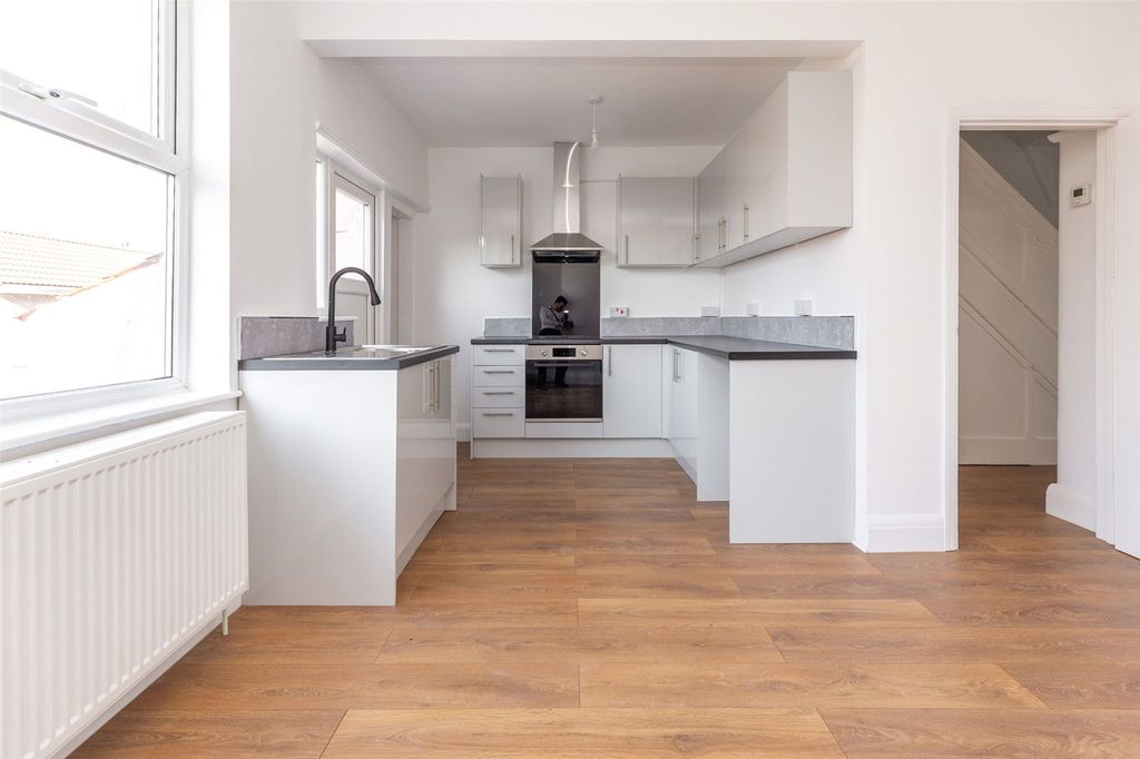 Property photo 2 of 19 Picture No. 16