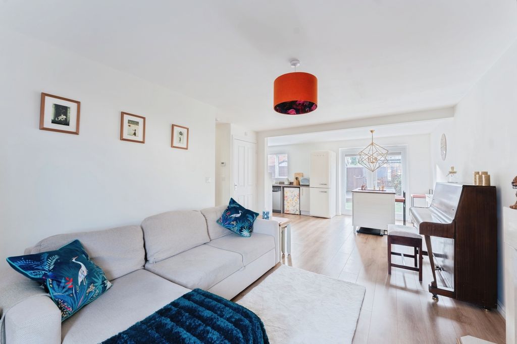 Property photo 3 of 16 Lounge