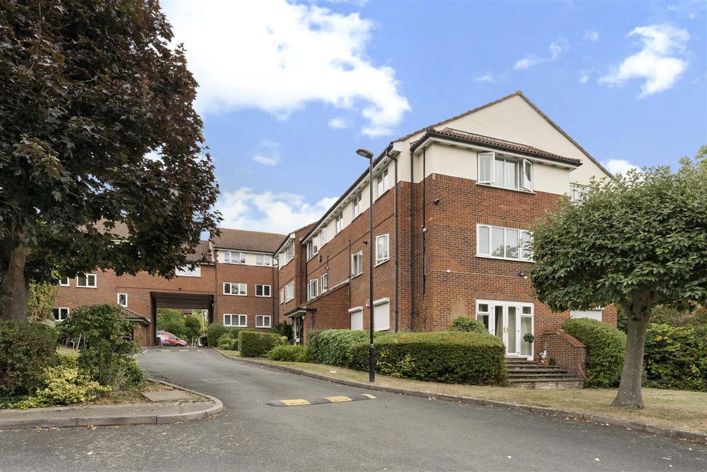Property photo 1 of 27 Chingford Avenue, E4