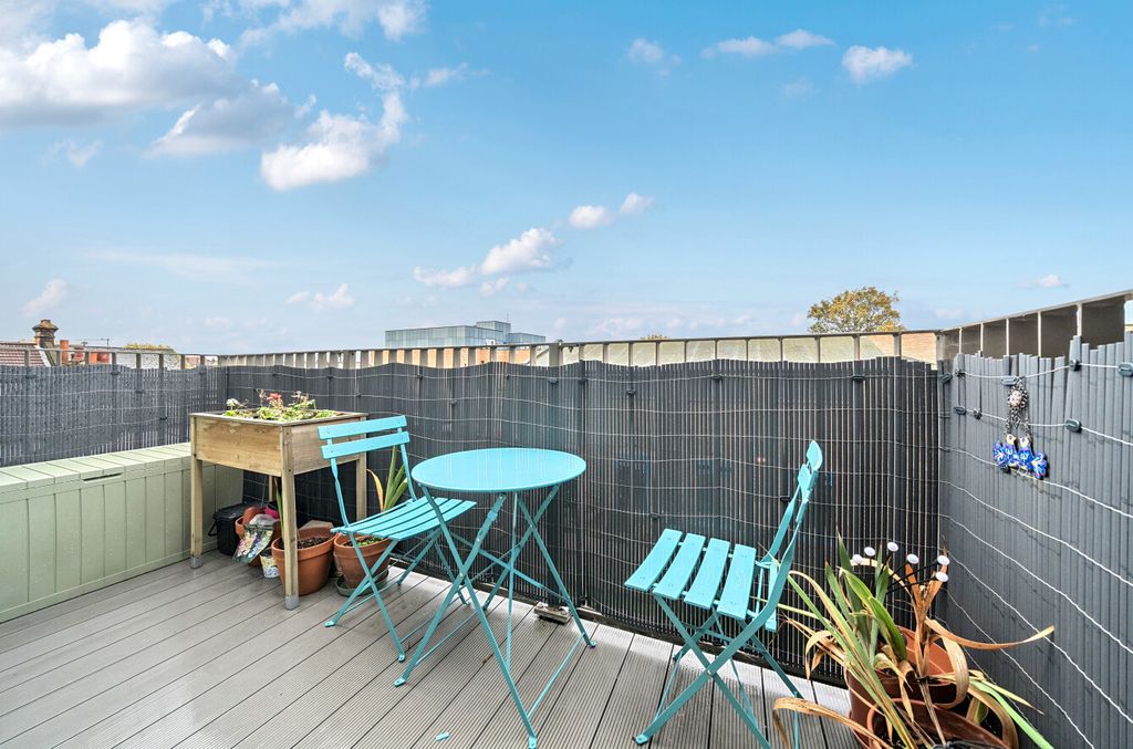 Property photo 3 of 10 1374067-20-6904c1...