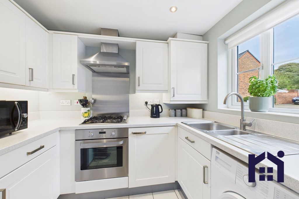 Property photo 3 of 19 Kitchen