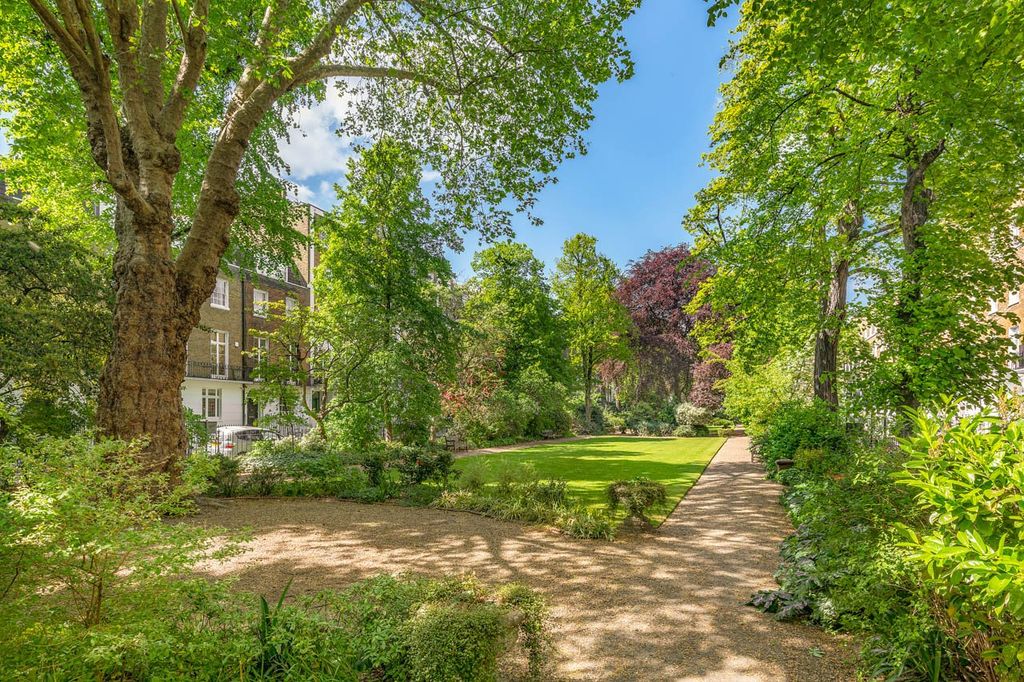 Property photo 1 of 15 Garden Square