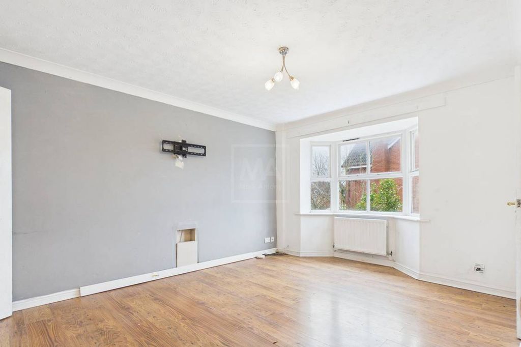 Property photo 3 of 16 Lounge