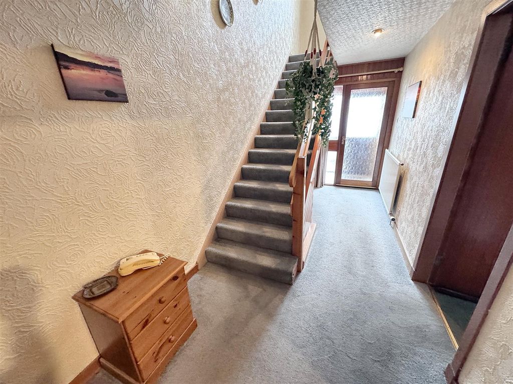 Property photo 2 of 21 Hallway