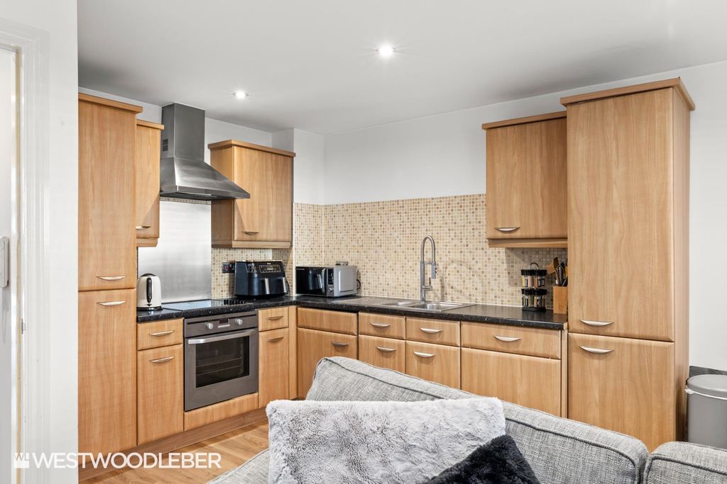 Property photo 2 of 15 Waterfallclose_9.Jpg