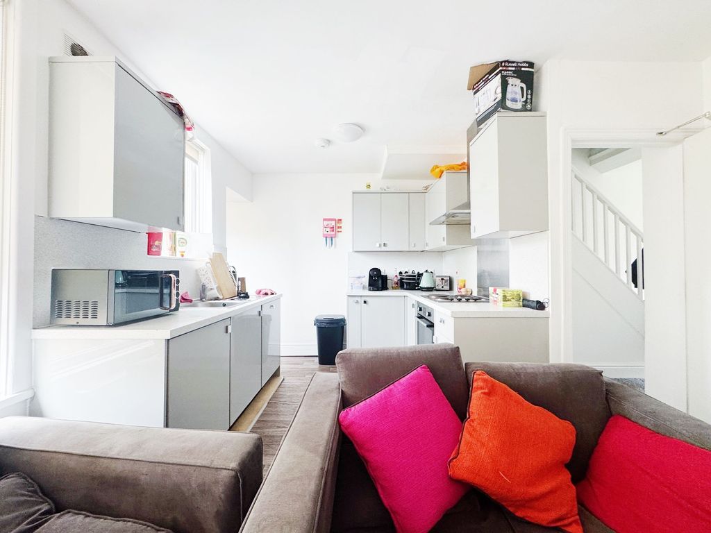 Property photo 2 of 18 Bright Open-Plan Kitchen And Living Area With Mode...