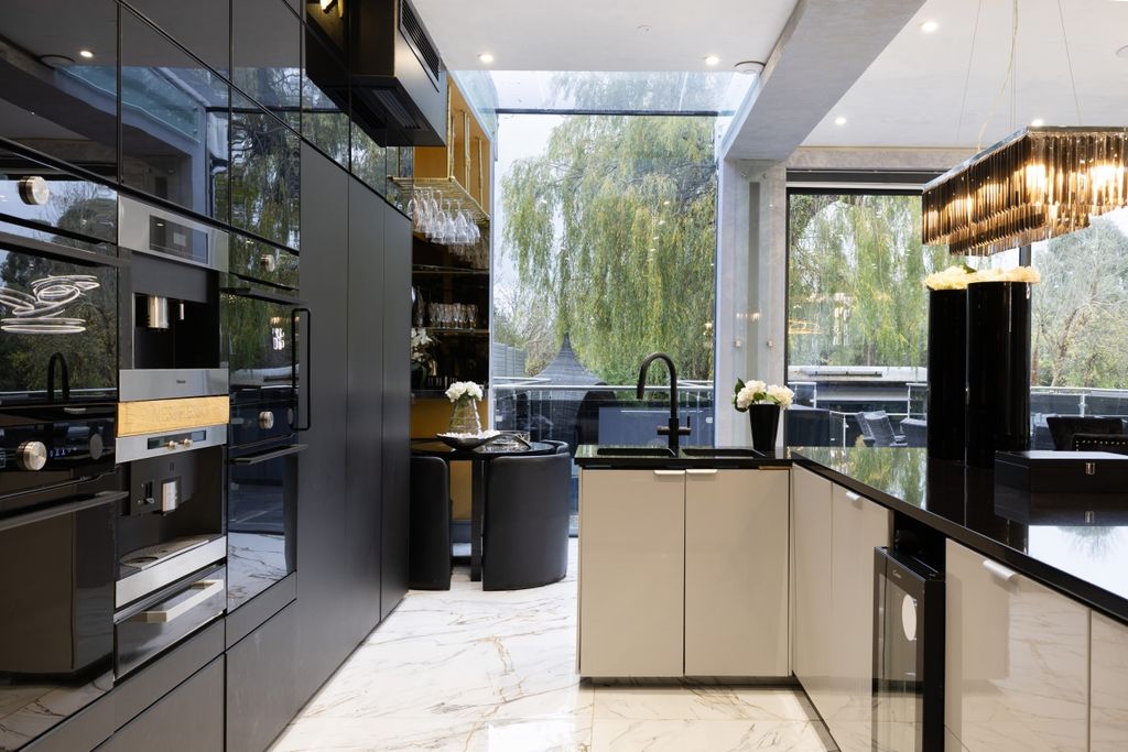 Additional image 14 of 5 bed detached house to rentWaggon Road, Barnet EN4