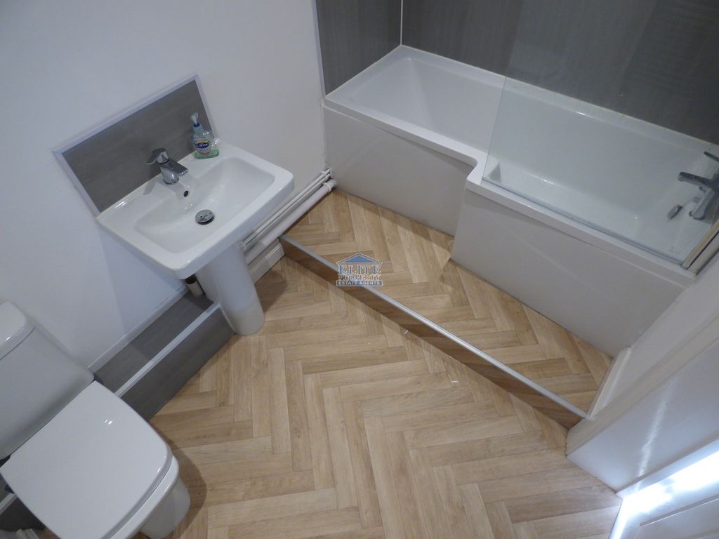 Property photo 3 of 8 Bathroom