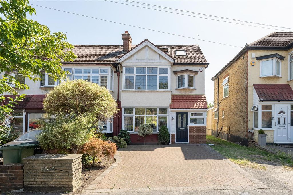 Property photo 1 of 24 Larkswood Road, E4