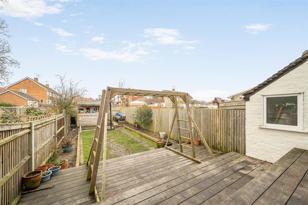 Property photo 2 of 12 For Sale By Aspire Residential - Mansfield Road