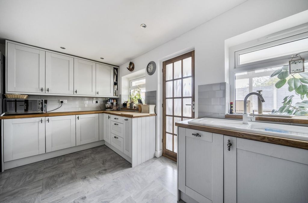 Property photo 3 of 18 Mead Road 14 (13).Jpg