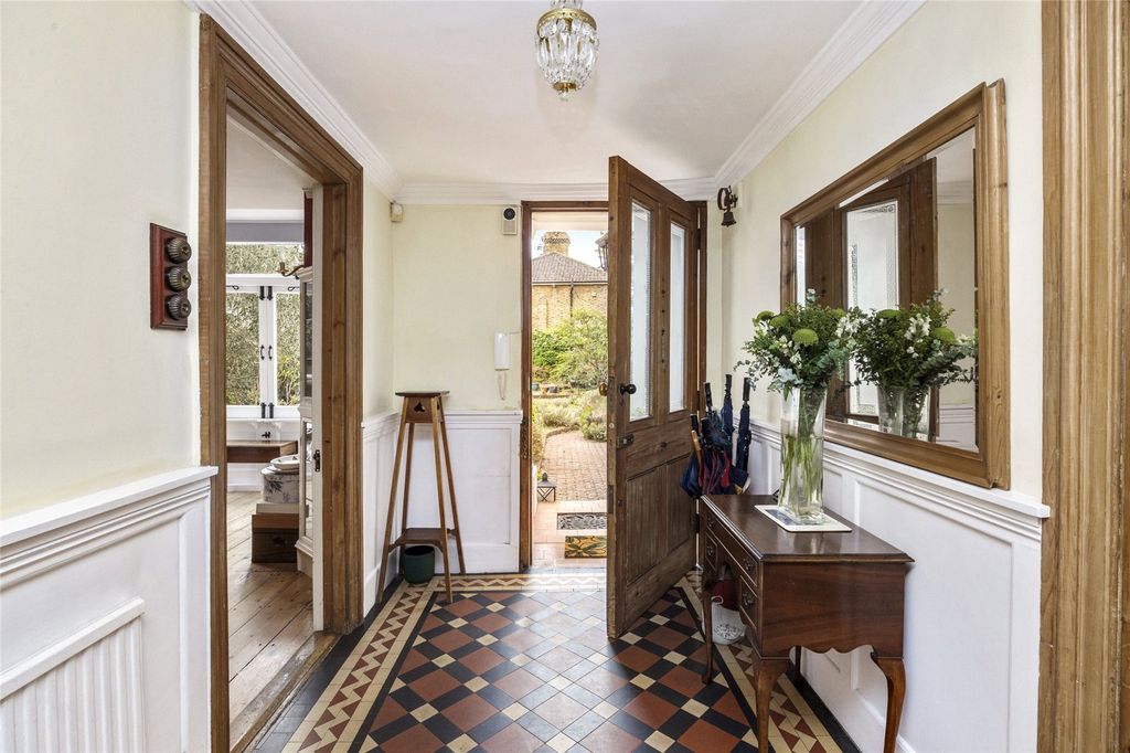 Property photo 3 of 17 Entrance Hall