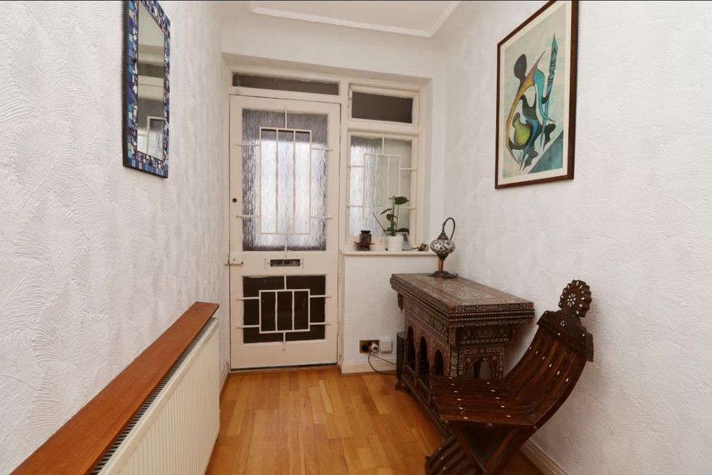 Property photo 3 of 14 Hallway