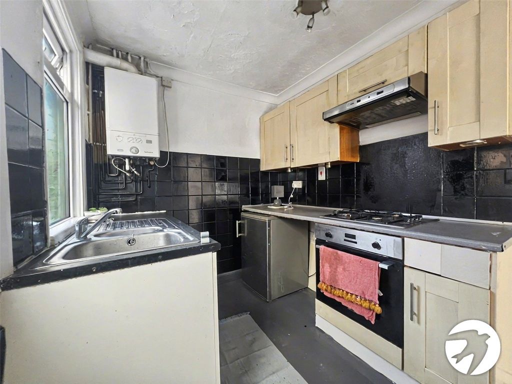 Property photo 3 of 9 Kitchen