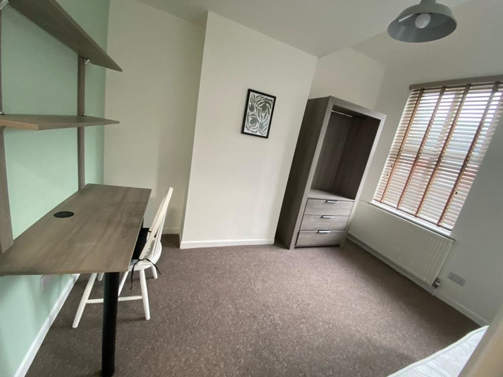 Property photo 3 of 12 A Bright And Tidy Double Bedroom Featuring A Study...