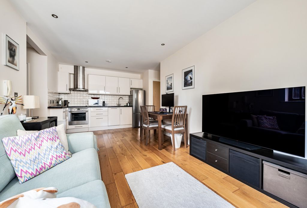 Property photo 2 of 11 1327346-10-6877d5...