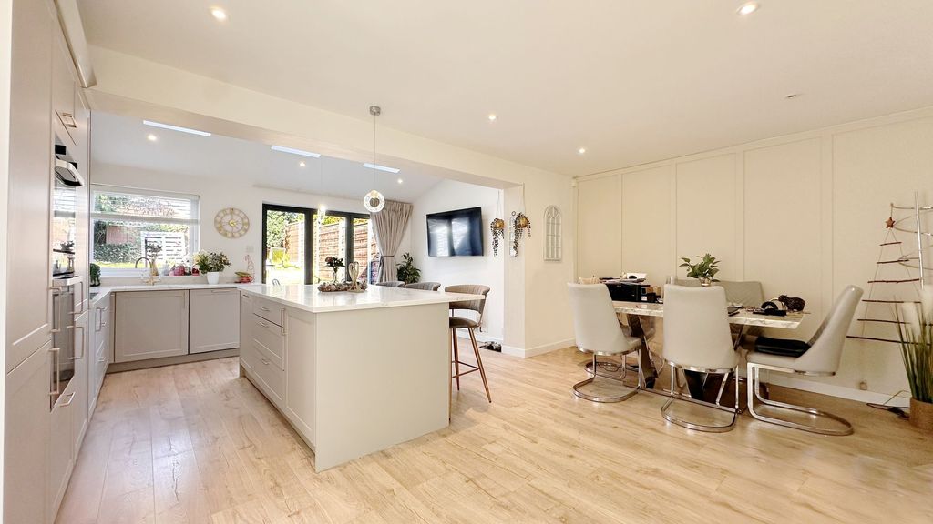 Property photo 3 of 16 Dining Kitchen