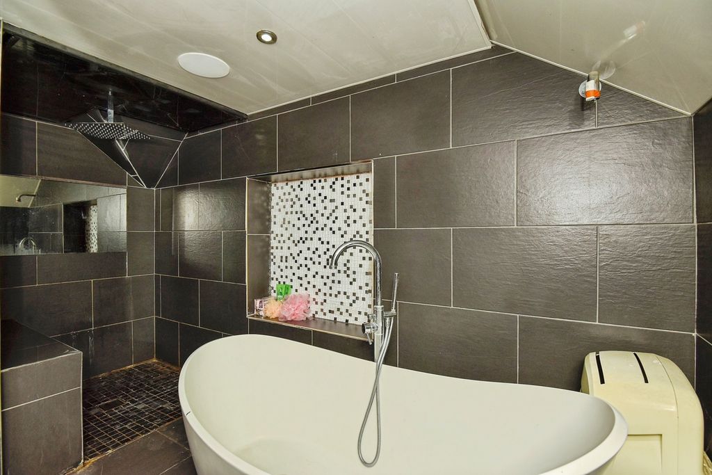 Property photo 3 of 21 Bathroom