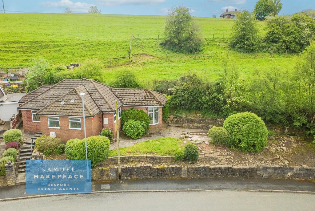 Property photo 1 of 17 Well-Presented Three Bedroom Detached Bungalow