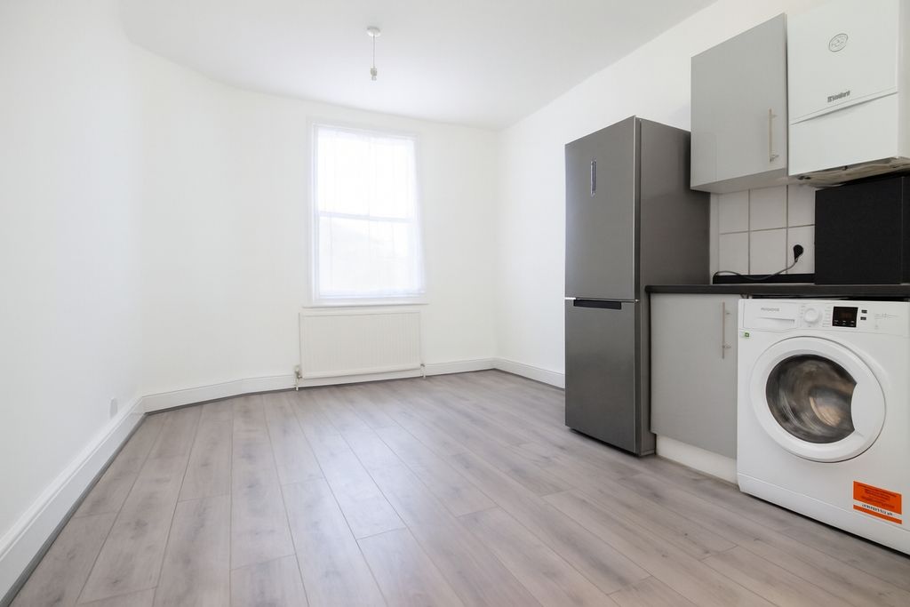 Property photo 2 of 6 Kitchen