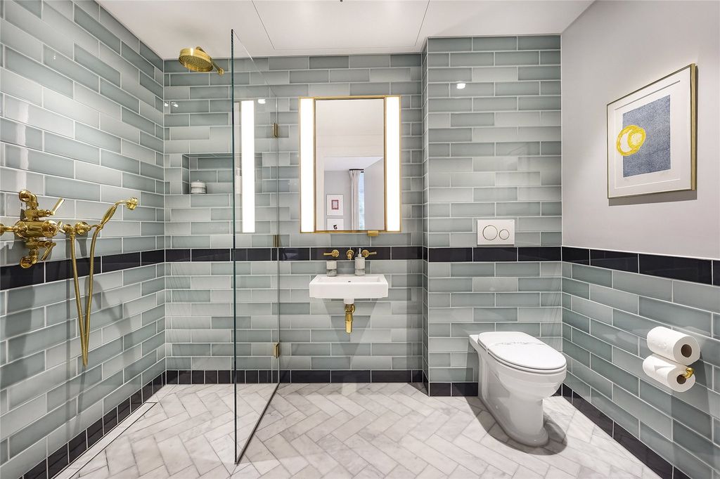 Property photo 3 of 20 Bathroom