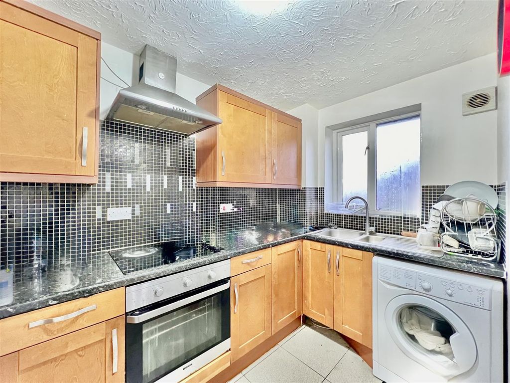 Property photo 2 of 8 Kitchen