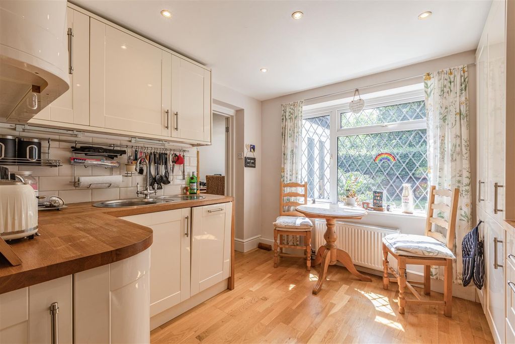 Property photo 3 of 21 6 Weyside Close, Kt14 7Df - 12.Jpg