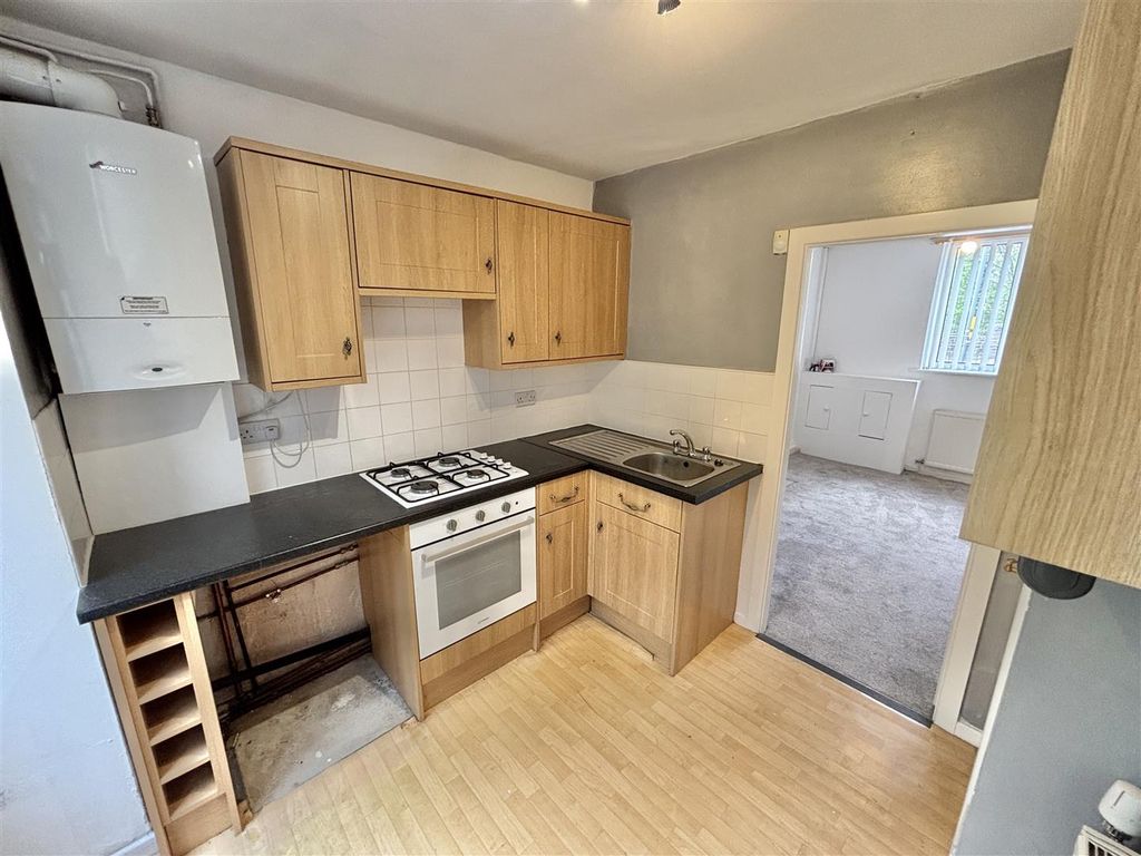 Property photo 3 of 10 Kitchen