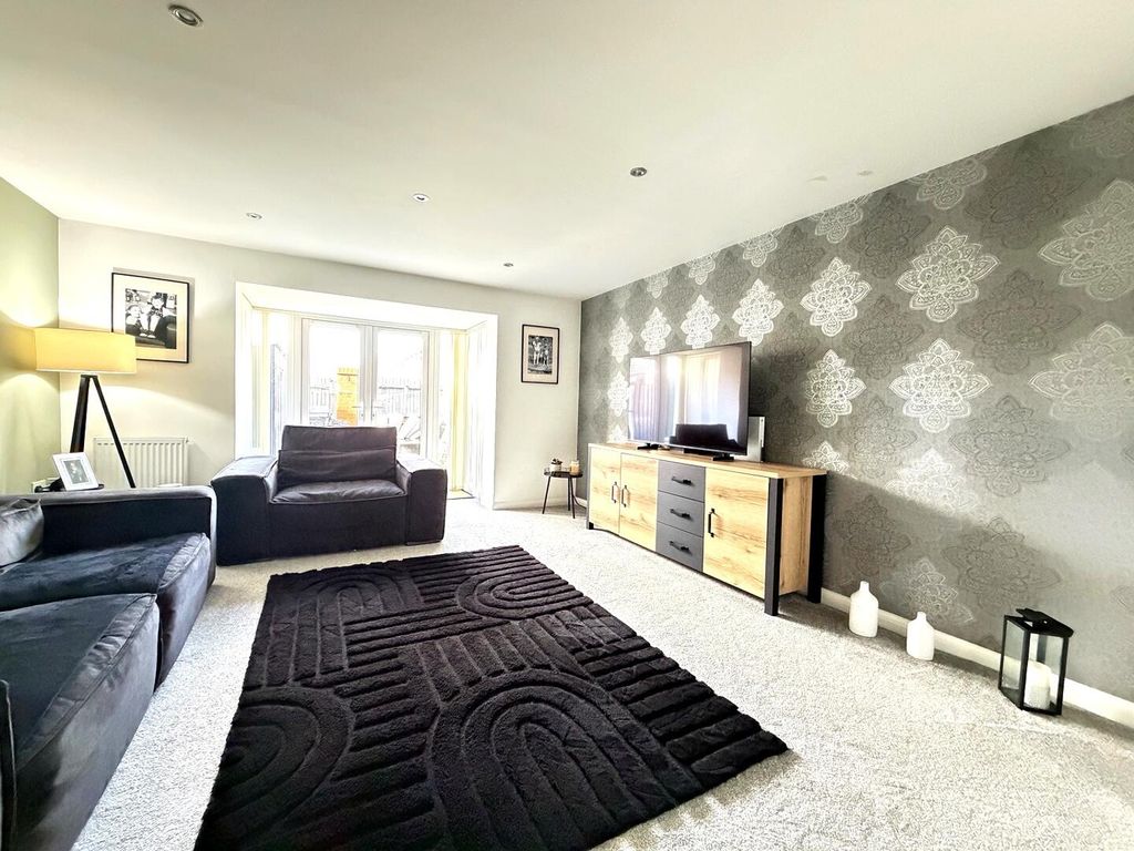 Property photo 3 of 10 Living Room