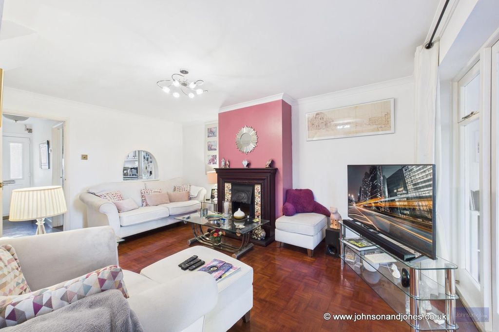 Property photo 3 of 17 3 Lounge.Jpg