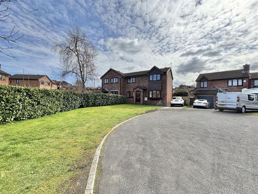 Property photo 1 of 17 Front Lawn