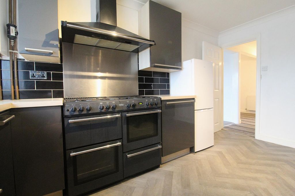 Property photo 3 of 11 Kitchen