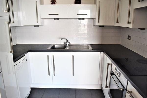 Property photo 1 of 11 2 Bed Flat To Rent Prince Regent Road, Hounslow Tw3
