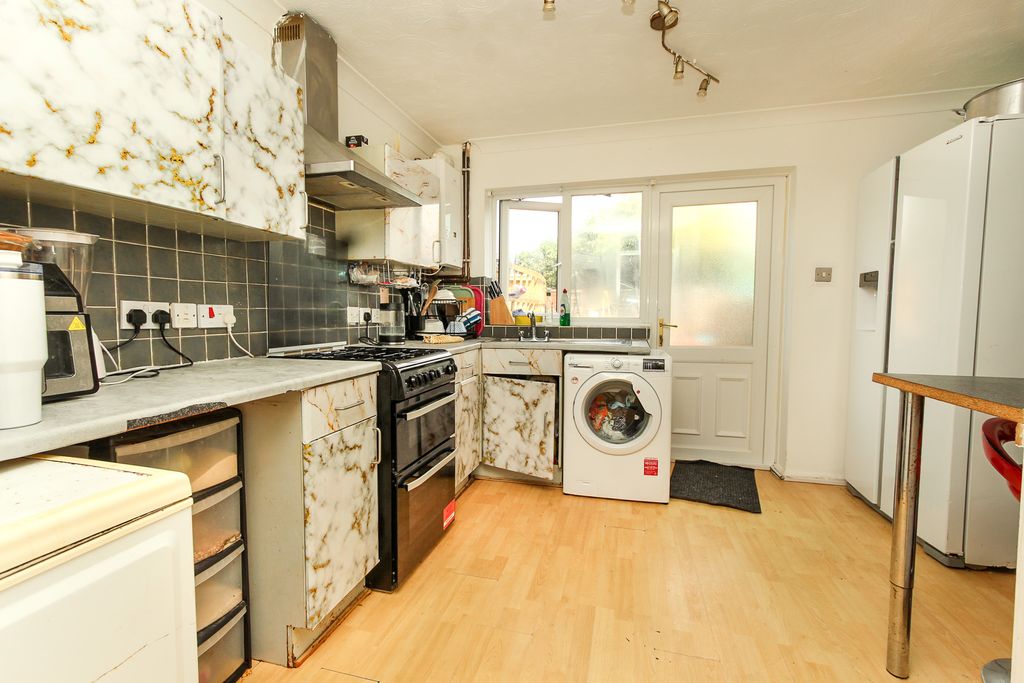 Property photo 2 of 8 Kitchen