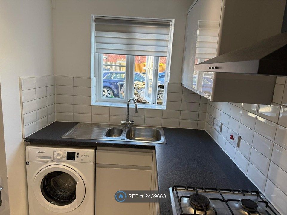 Property photo 3 of 10 Kitchen