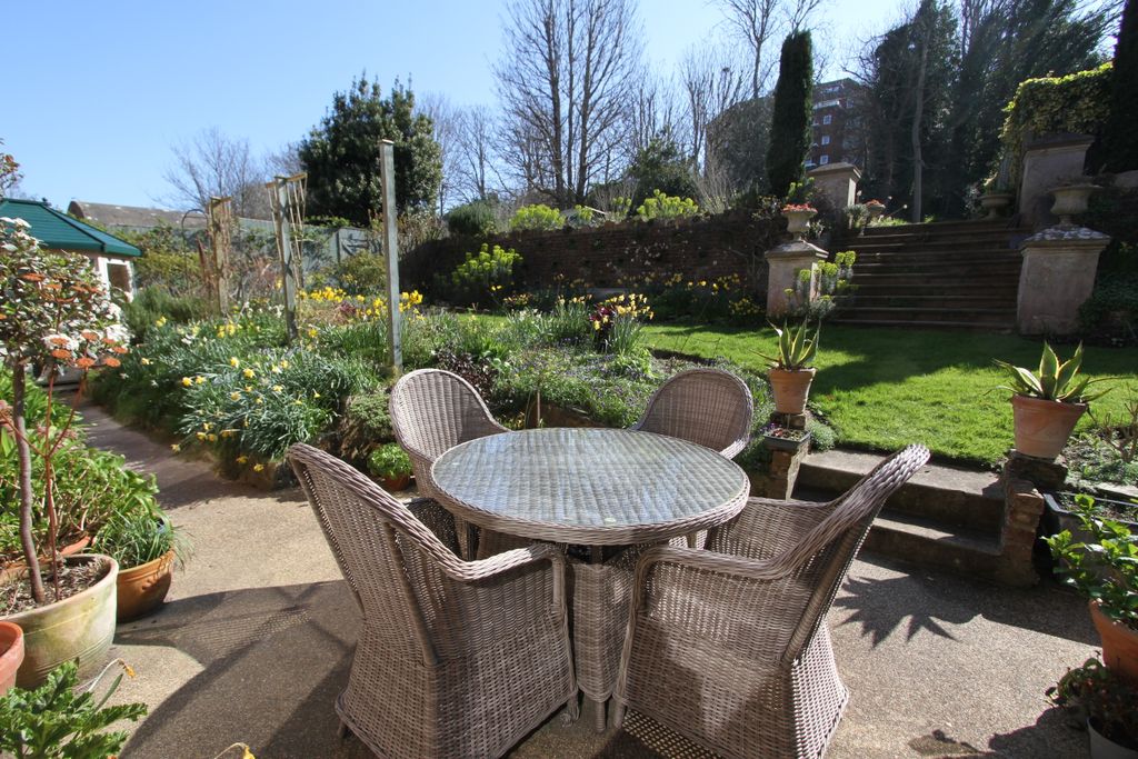 Property photo 2 of 27