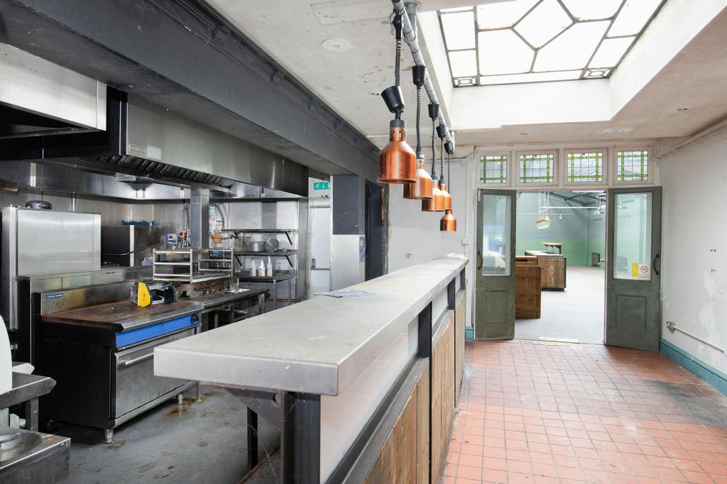 Property photo 3 of 11 Trinity Square (04 Of 11).Jpg