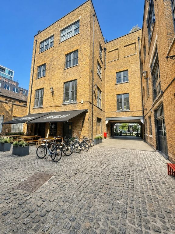 Property photo 3 of 6 Waterside Courtyard