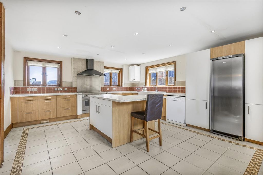 Property photo 3 of 34 Kitchen/Breakfast Room
