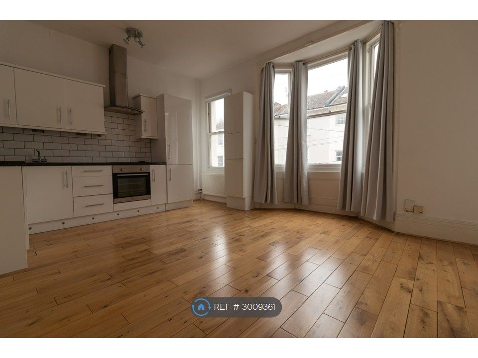 Property photo 1 of 6 Living Room